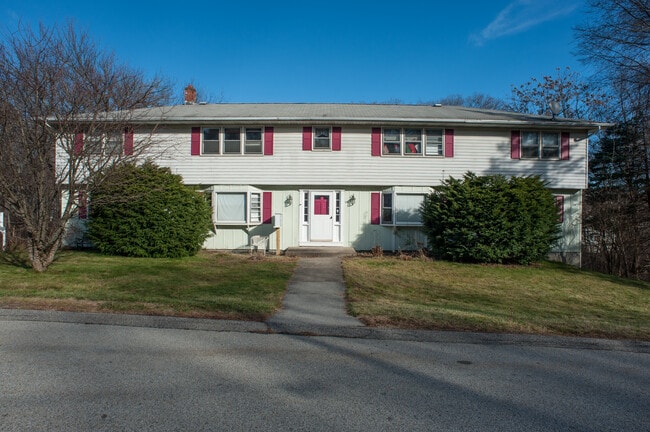 2BR in Quiet Residential Multi-Family - 17 Springbrook Rd