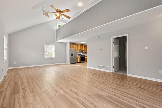 Building Photo - 648 Golfview Dr