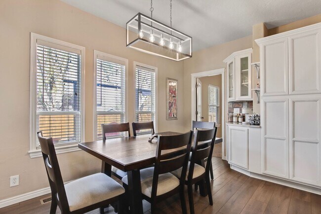 Building Photo - Fully Furnished 5 Bedroom Home in Eagle Id...