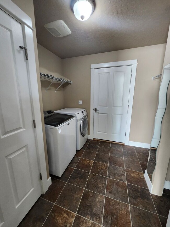 Building Photo - Single Story Home w/Huge Fenced Backyard!