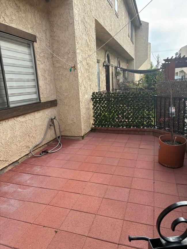 Building Photo - BEAUTIFUL 4 Bed 3 Bath unit