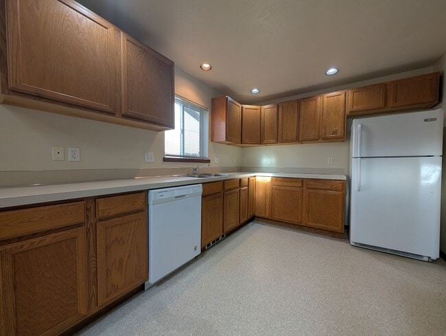 Building Photo - Spacious 2-Bedroom, 2-Bath Duplex In The River Rd Area!