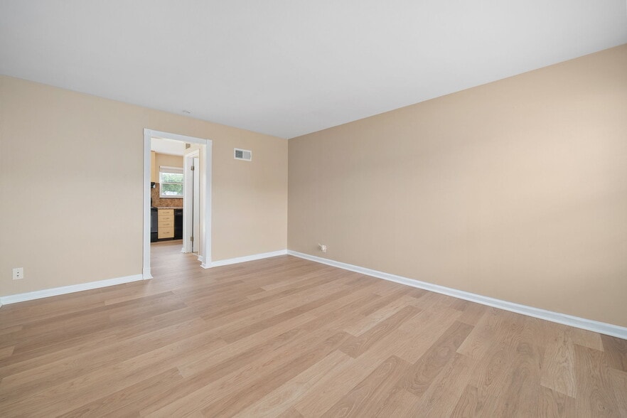 Building Photo - 447 Olian Dr