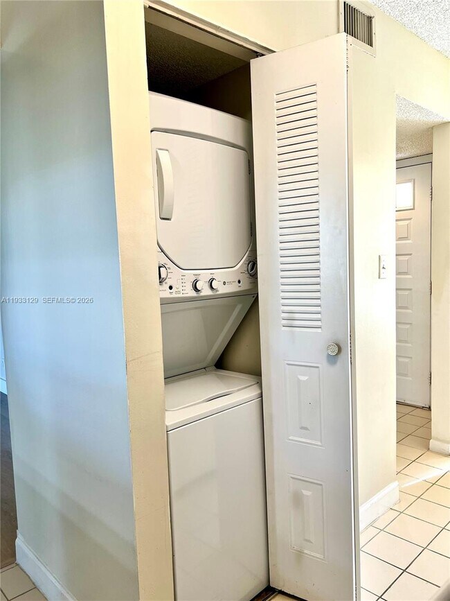 Building Photo - 1133 Coral Club Dr