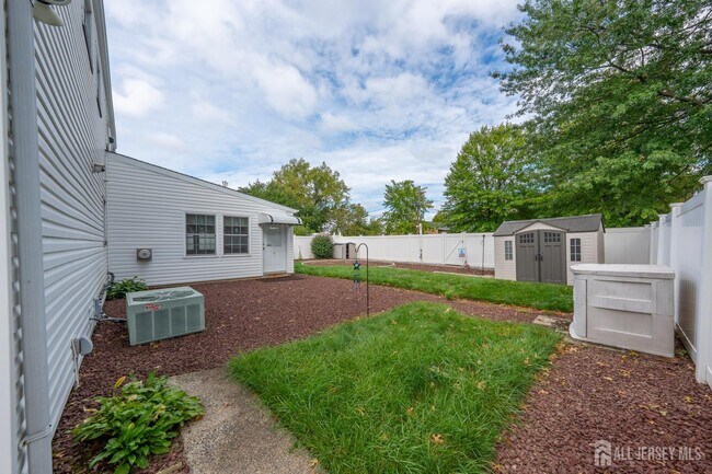Building Photo - 62 Pinho Ave