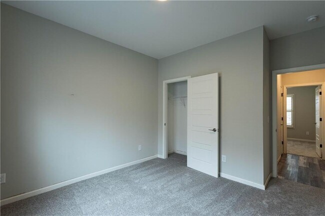 Building Photo - 214 Oakwood Dr