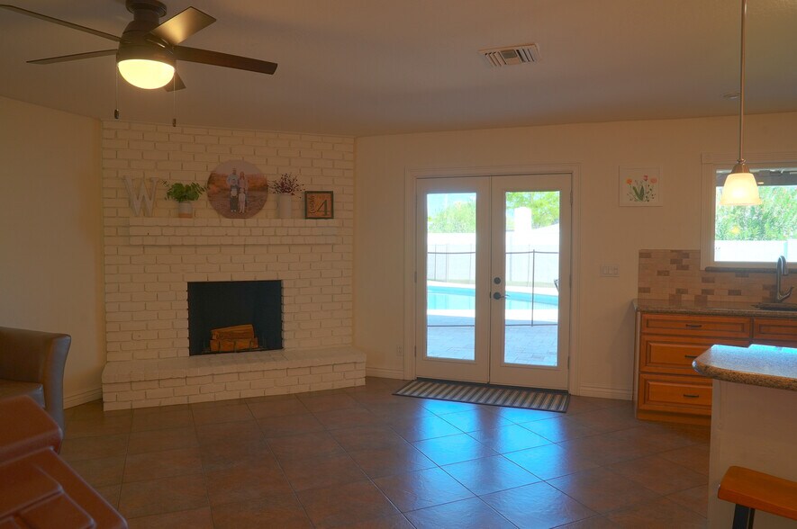 Building Photo - 2526 E Mercer Ln