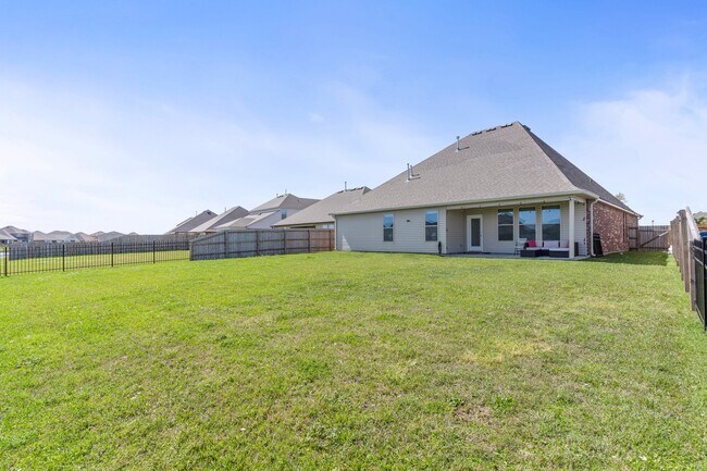 Backyard - 388 Lakeshore Vlg E