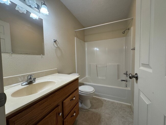 Building Photo - Spacious 3 bedroom, 2.5 bathroom Duplex