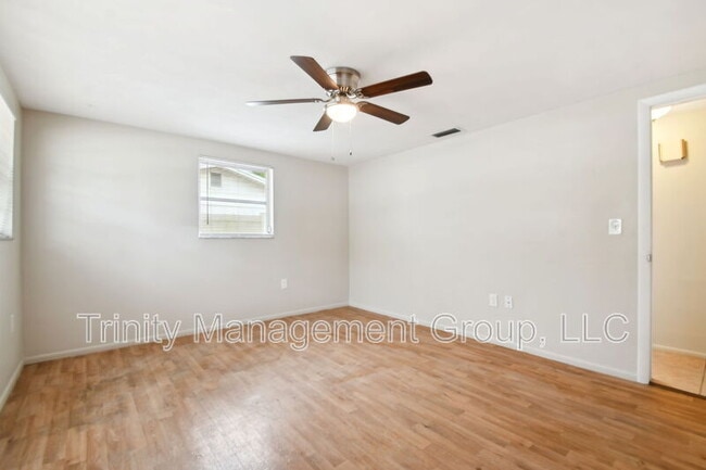 Building Photo - 4818 Dogwood St