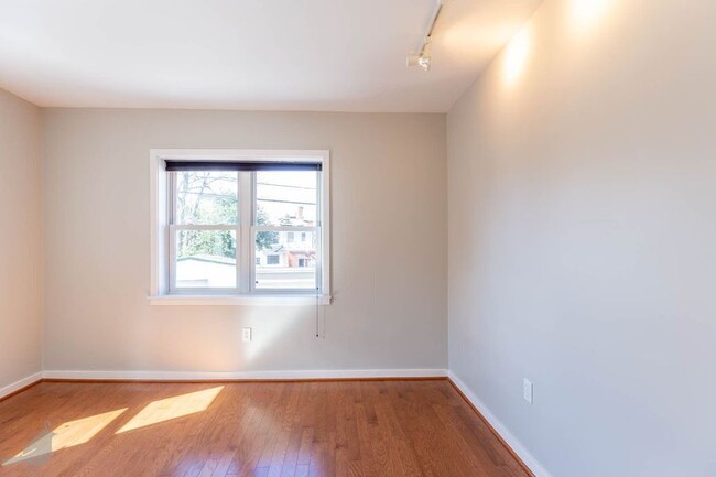 Building Photo - Bright One Bedroom Gem in Columbia Heights!