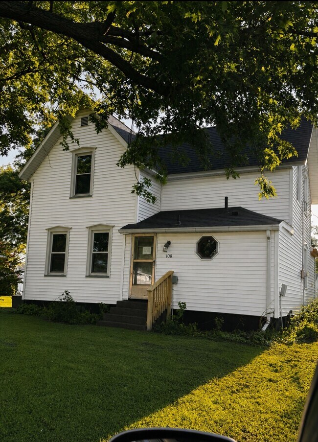 Building Photo - Alpha House