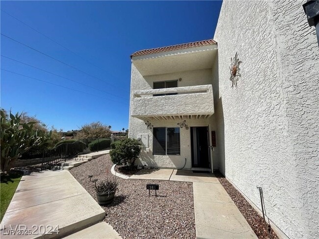 Building Photo - 687 Marina Dr