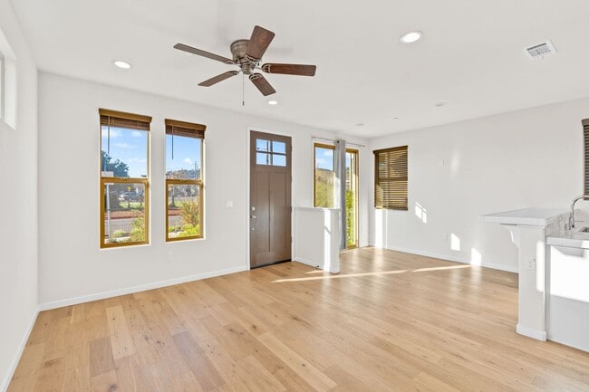 Building Photo - 2 bed 2.5 bath + Bonus Room Newer Construction Home Available Now!