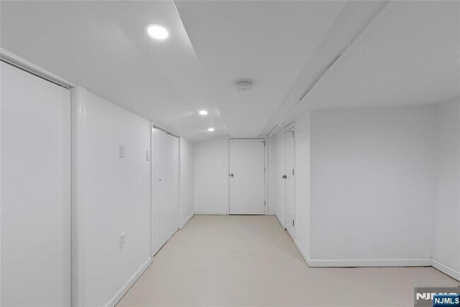 Building Photo - 676 Chestnut St