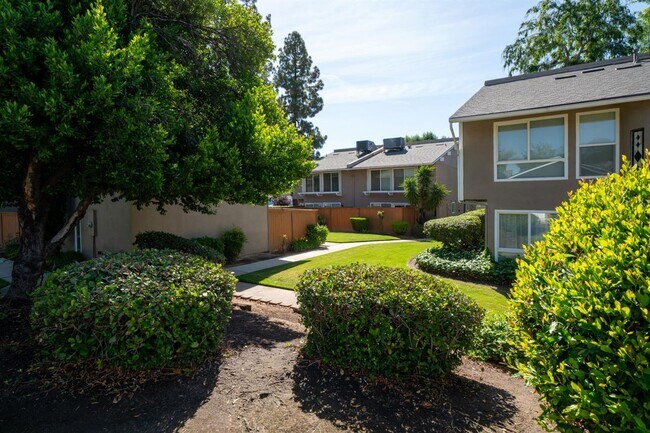 Building Photo - Townhouse in Northeast Fresno