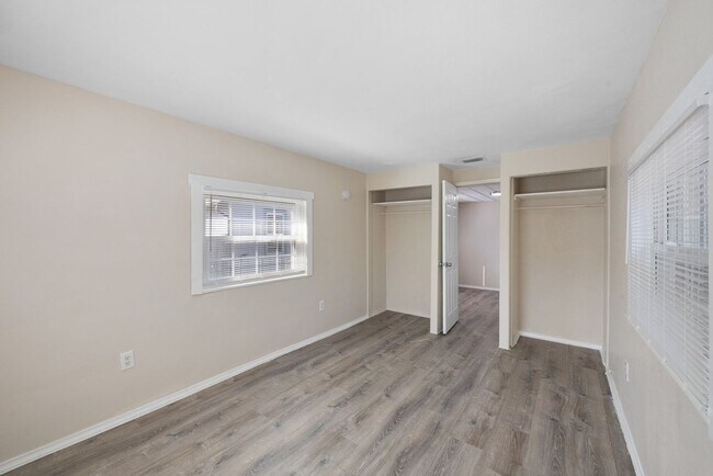 Building Photo - Cute St Pete Bungalow 3/1