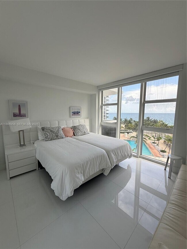 Building Photo - 10275 Collins Ave