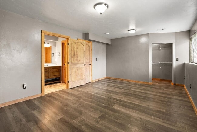 Building Photo - Amazing 3 Bedroom/2 Bath Bi-Level Home for...