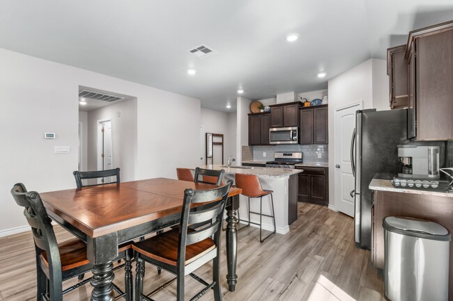 Building Photo - Rental Listing – London ISD