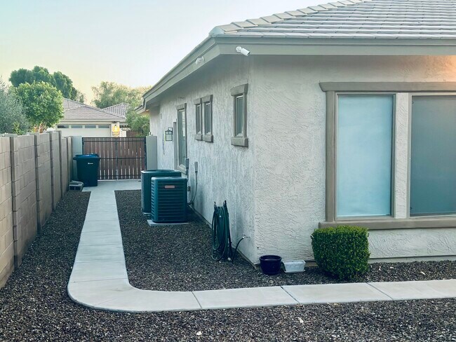 Building Photo - 372 W Aster Dr