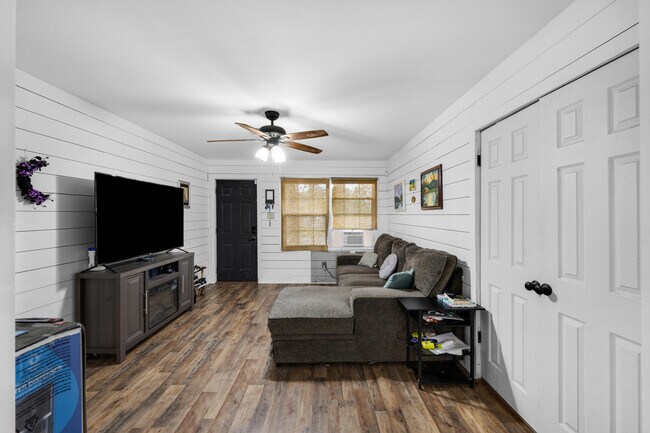 Building Photo - 1913 NW Baldwin Ave