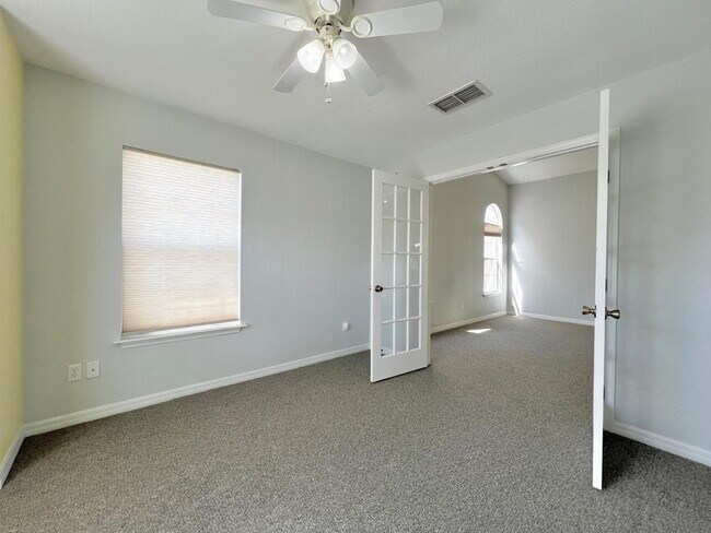 Building Photo - Beautiful 3 BD 2 BATH Home in Gated Community