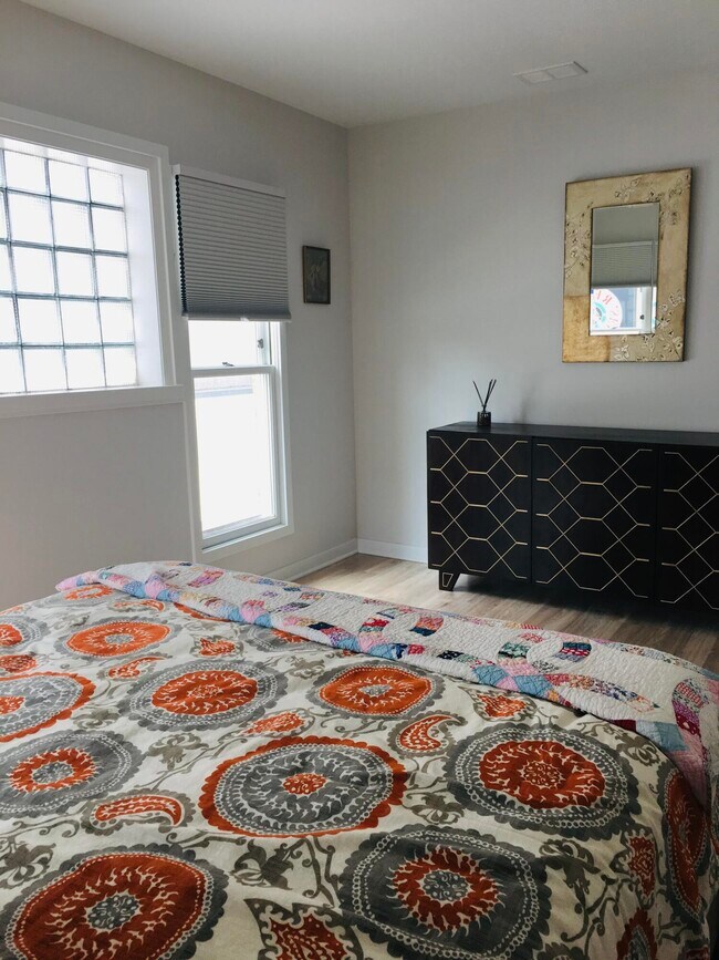 Building Photo - 330 S Main St