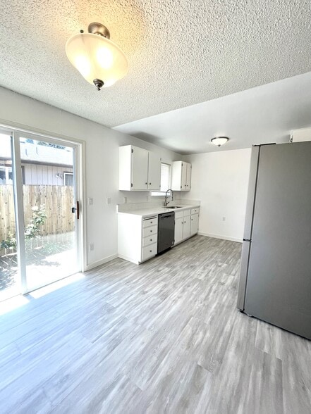 Building Photo - 2142 Rhodora St