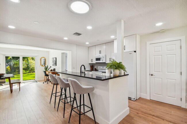 Building Photo - 702 NE 10th Ave