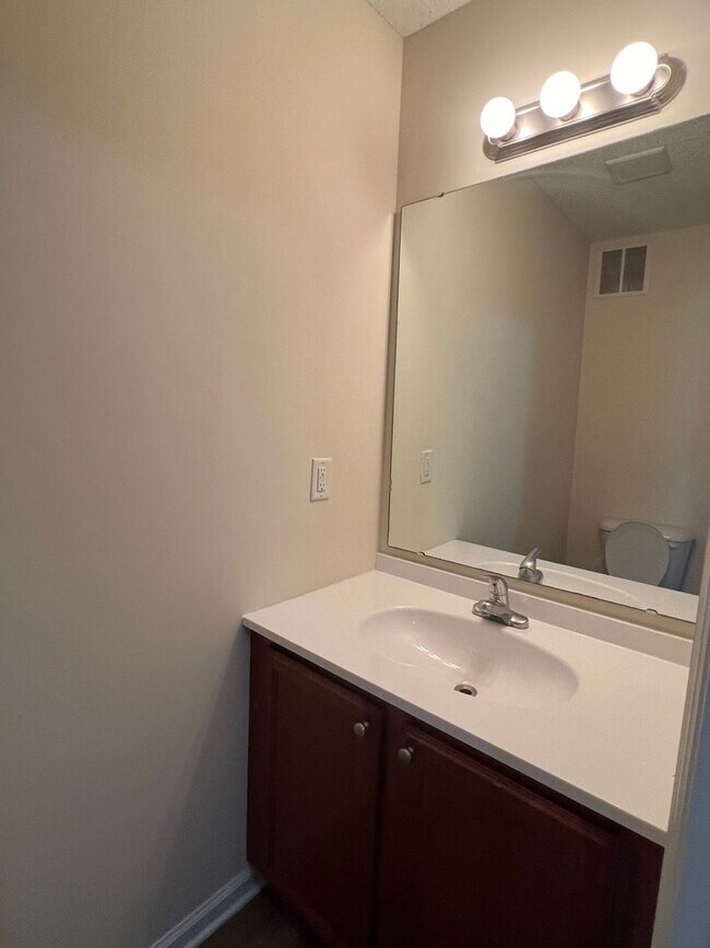 Building Photo - Nice 2 bedroom, 2.5 townhouse