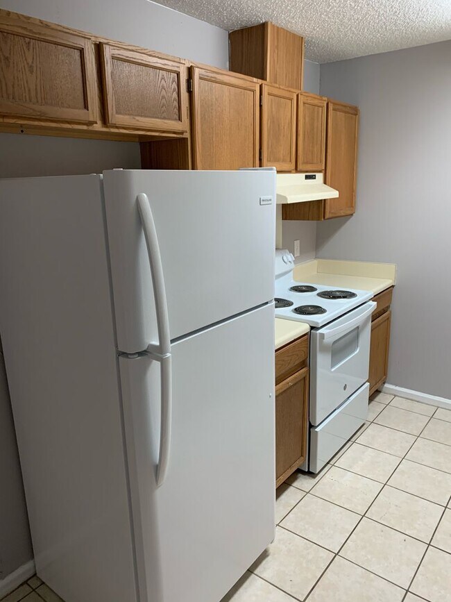 Building Photo - Spectacular Freshly Renovated 2 Bedroom 2 ...
