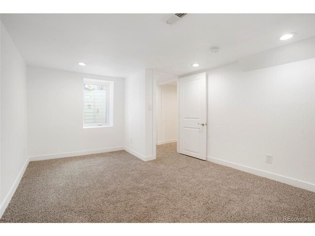 Building Photo - Spacious 2 Bed 2.5 Bath in the heart of Baker!