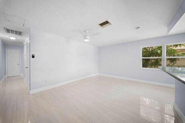Building Photo - 5454-5456 8th Ave Fort Myers