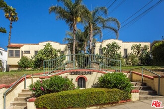 Building Photo - 1392 1/2 Edgecliffe Dr