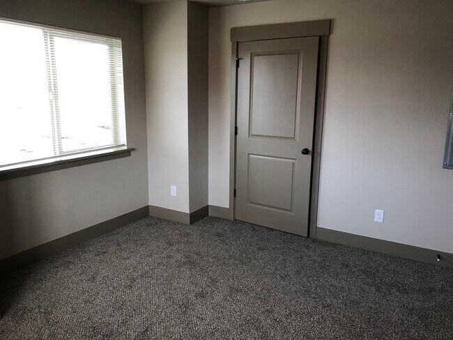 Building Photo - 150 E 15th Ave