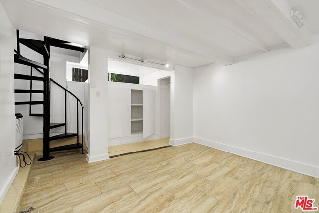 Building Photo - 320 4th Ave