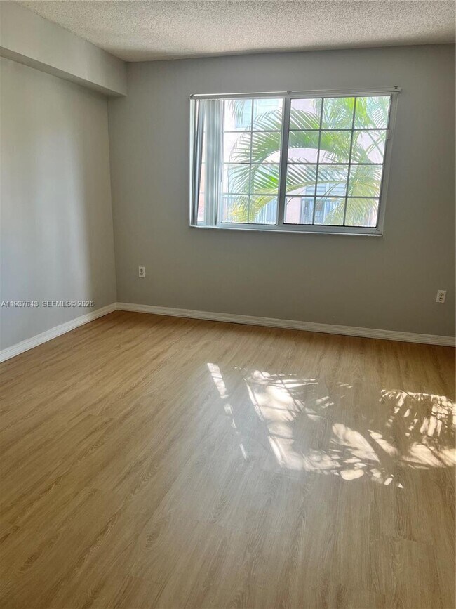 Building Photo - 2033 SE 10th Ave