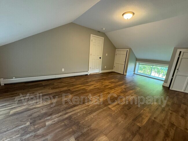 Building Photo - 190 Russell St