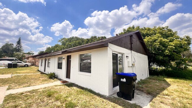 Building Photo - Spacious 2 Bed / 1 Bath Duplex in West Orl...