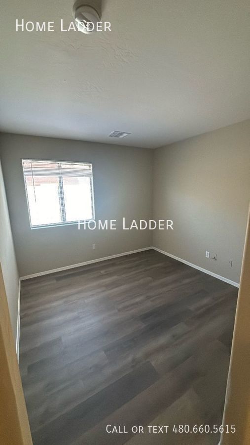 Building Photo - 10805 W Wilshire Dr