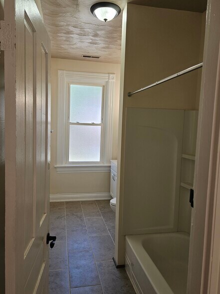 Building Photo - 249 Earnshaw Ave