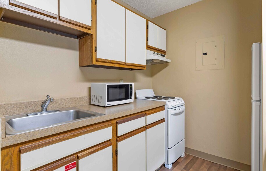 Building Photo - Furnished Studio-Evansville - East