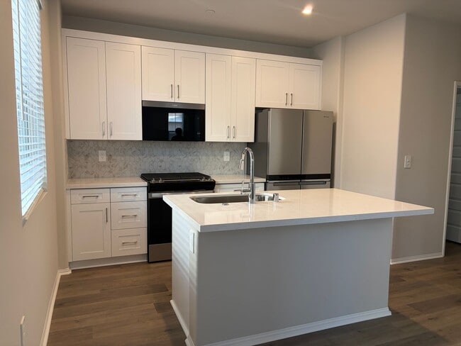 Building Photo - 40100 Campos Elegantes