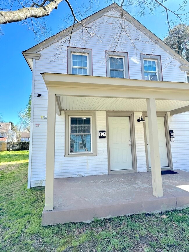 Building Photo - 104 Cushing St