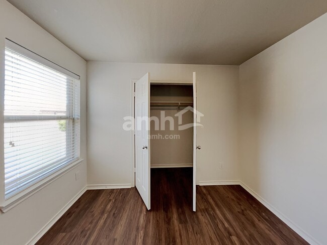 Building Photo - 5564 Thunder Bay Dr