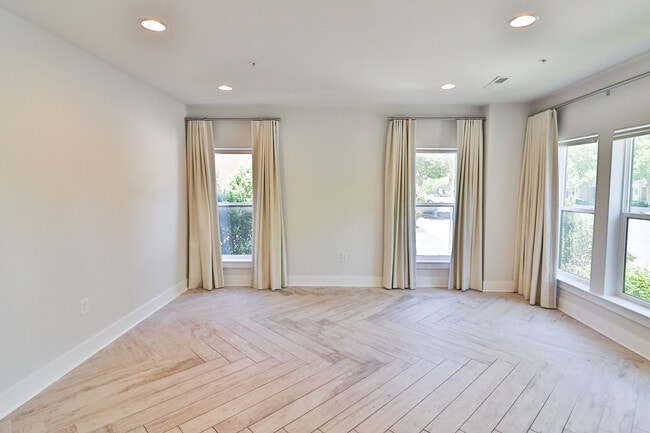 Building Photo - 1424 Piccard Dr