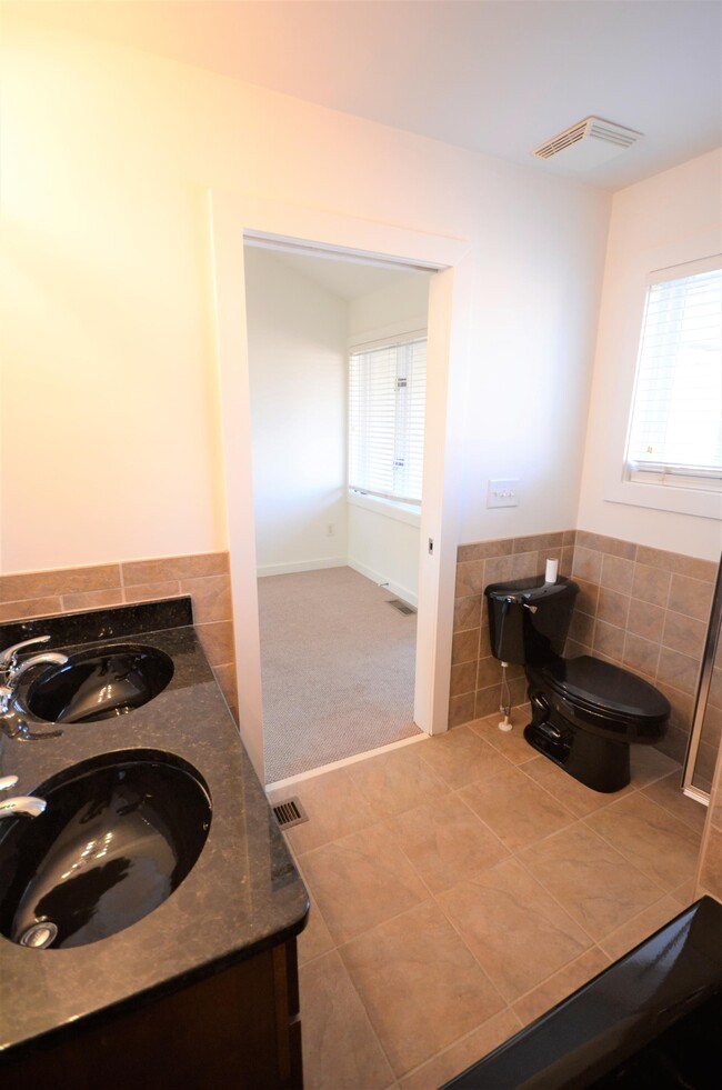 Building Photo - 142 Moreland Ave SE