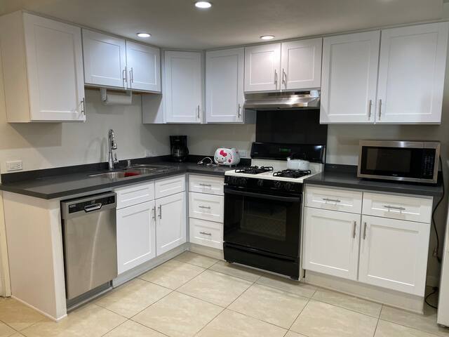 Building Photo - 6614 Noble Ave