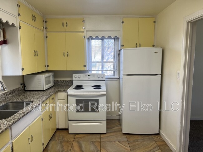 Building Photo - 345 Maple St